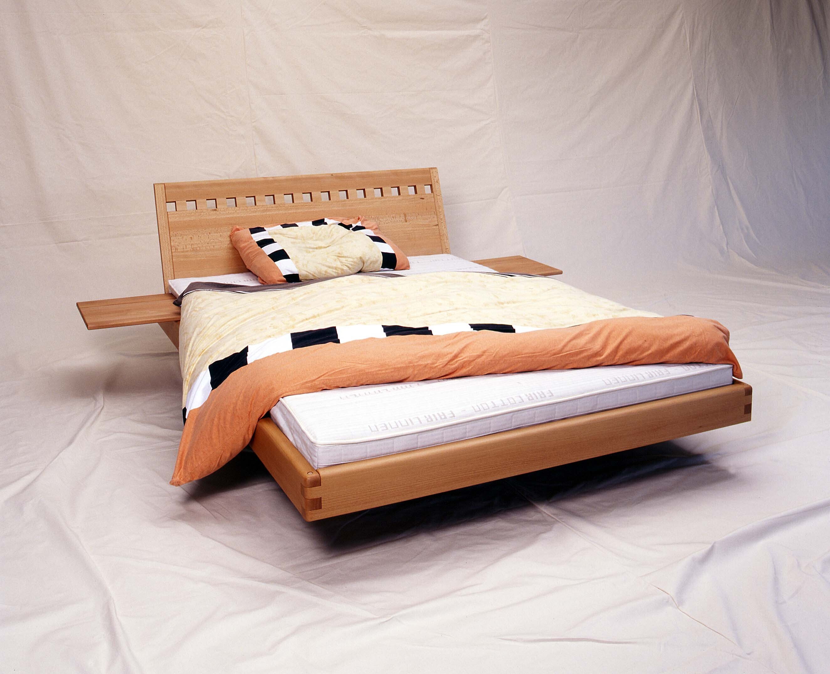 Massivholzbett_mit_handwerklicher_Holzverbindung_und_Lehne.jpg